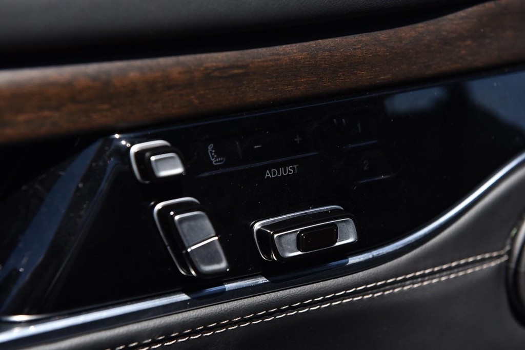 Jeep Grand Wagoneer Vehicle Image 10