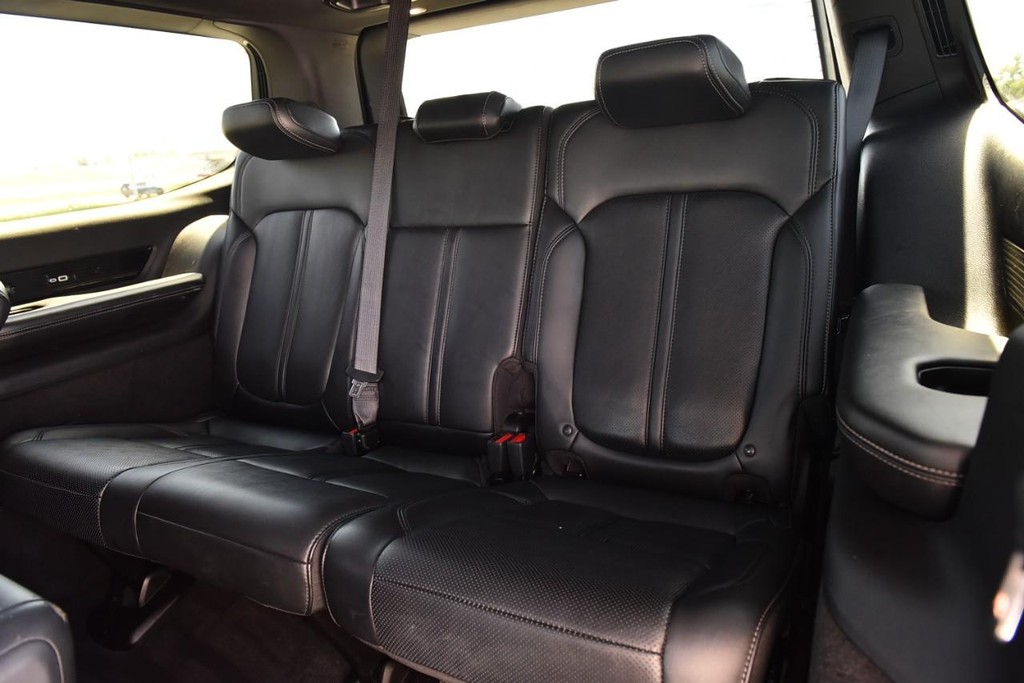 Jeep Grand Wagoneer Vehicle Image 30