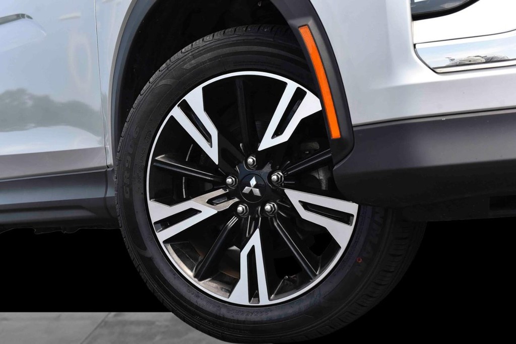 Mitsubishi Eclipse Cross Vehicle Full-screen Gallery Image 3
