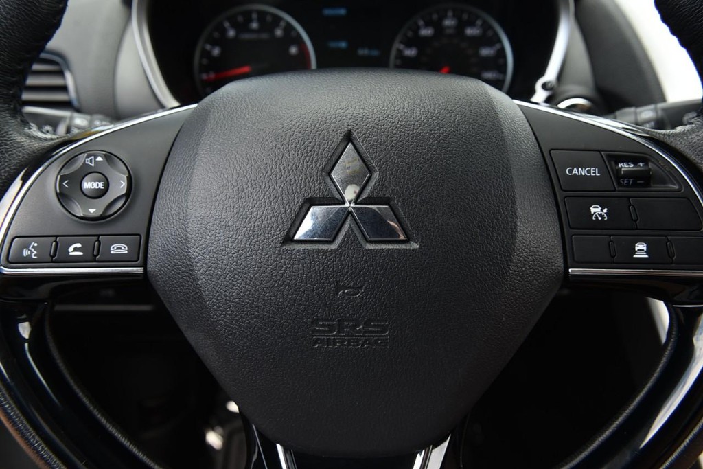 Mitsubishi Eclipse Cross Vehicle Full-screen Gallery Image 17