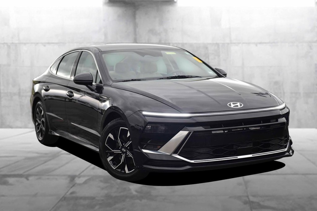Hyundai Sonata Vehicle Image 02
