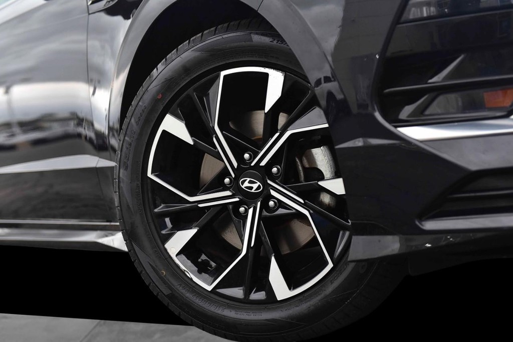 Hyundai Sonata Vehicle Image 03