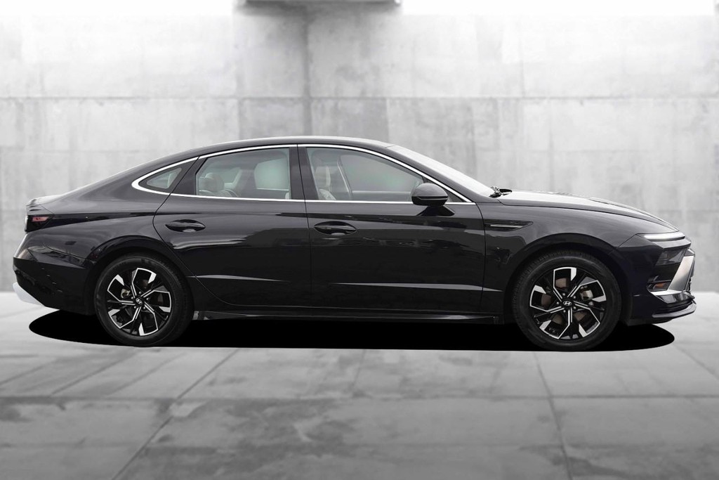 Hyundai Sonata Vehicle Image 05