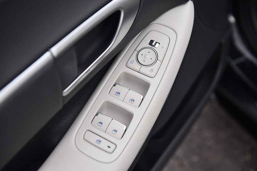 Hyundai Sonata Vehicle Image 08