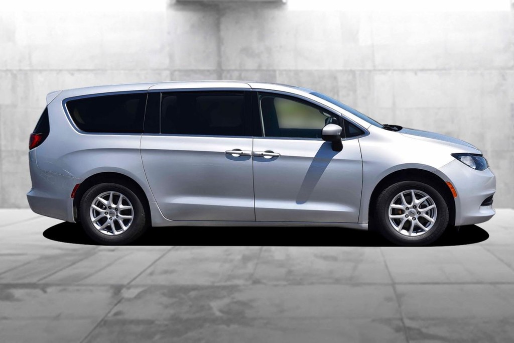 Chrysler Voyager Vehicle Full-screen Gallery Image 05