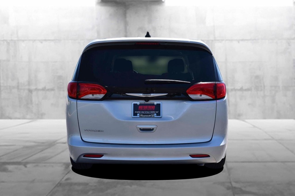 Chrysler Voyager Vehicle Full-screen Gallery Image 06