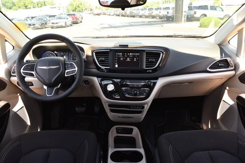 Chrysler Voyager Vehicle Full-screen Gallery Image 07
