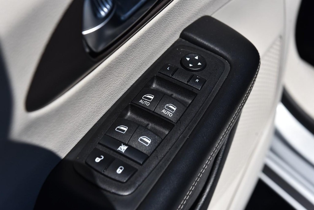 Chrysler Voyager Vehicle Full-screen Gallery Image 08