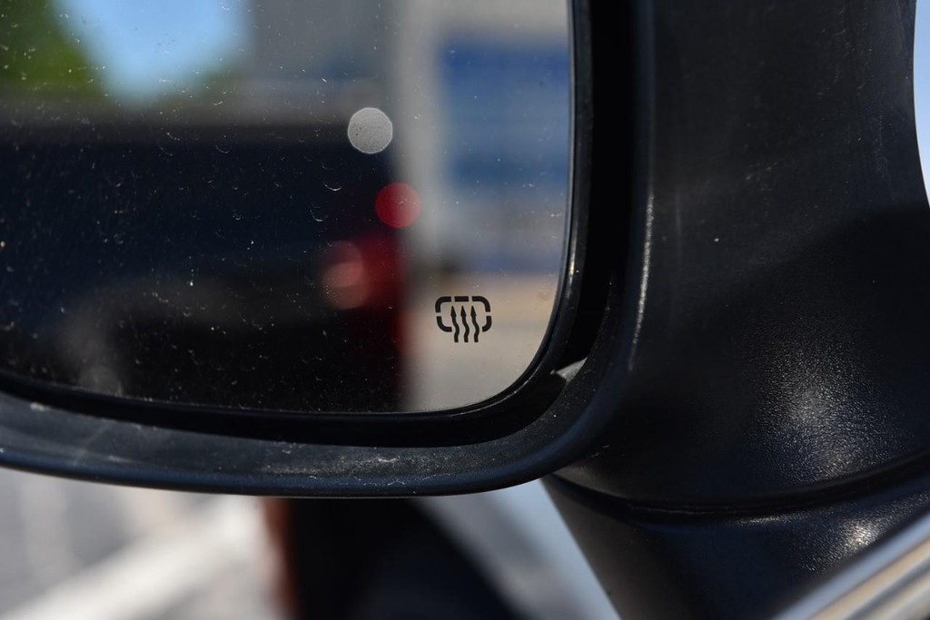 Chrysler Voyager Vehicle Full-screen Gallery Image 09