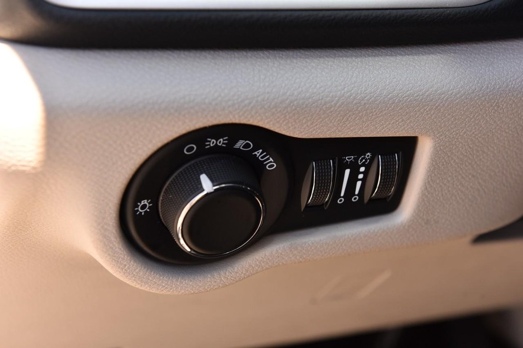 Chrysler Voyager Vehicle Full-screen Gallery Image 10
