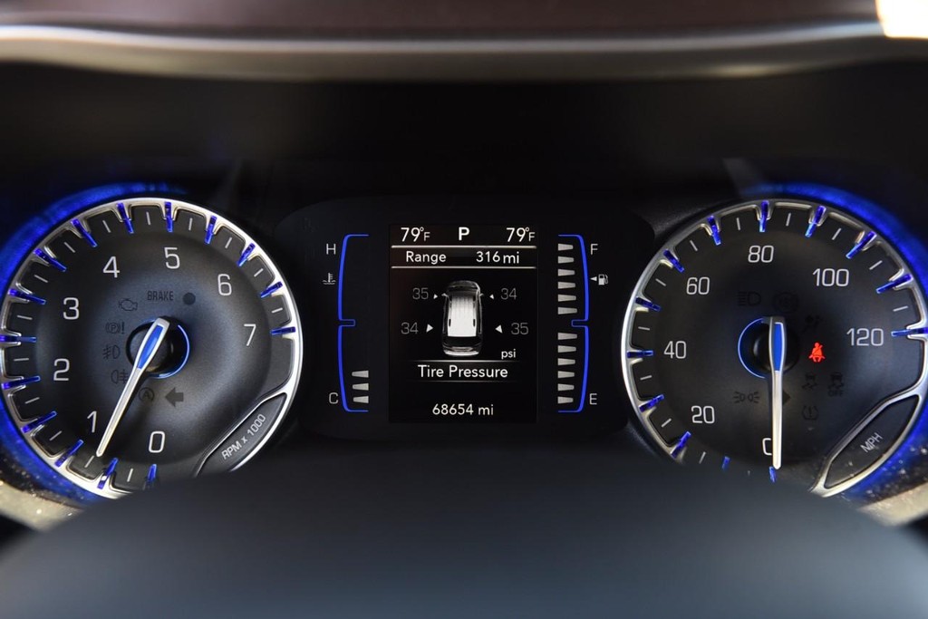Chrysler Voyager Vehicle Full-screen Gallery Image 11