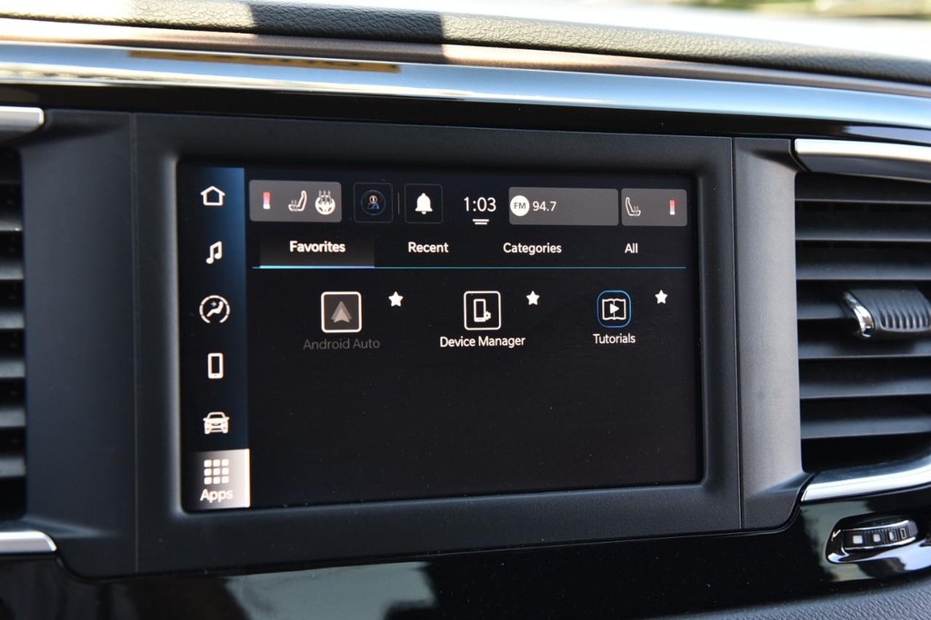 Chrysler Voyager Vehicle Full-screen Gallery Image 13