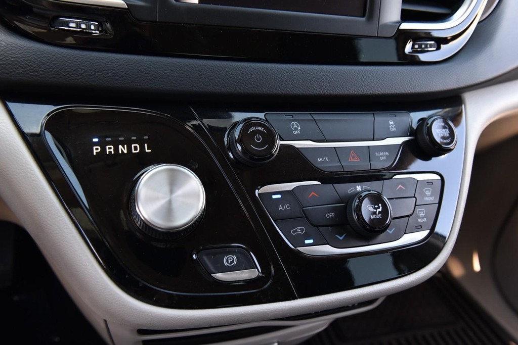 Chrysler Voyager Vehicle Full-screen Gallery Image 14