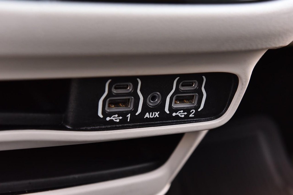 Chrysler Voyager Vehicle Full-screen Gallery Image 15