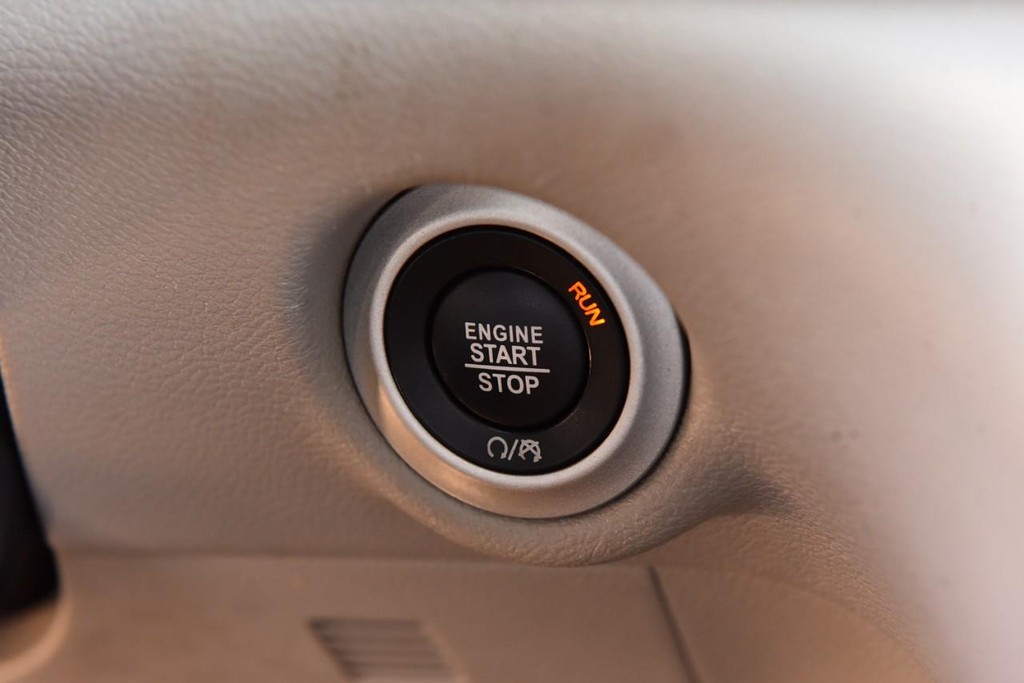 Chrysler Voyager Vehicle Full-screen Gallery Image 16