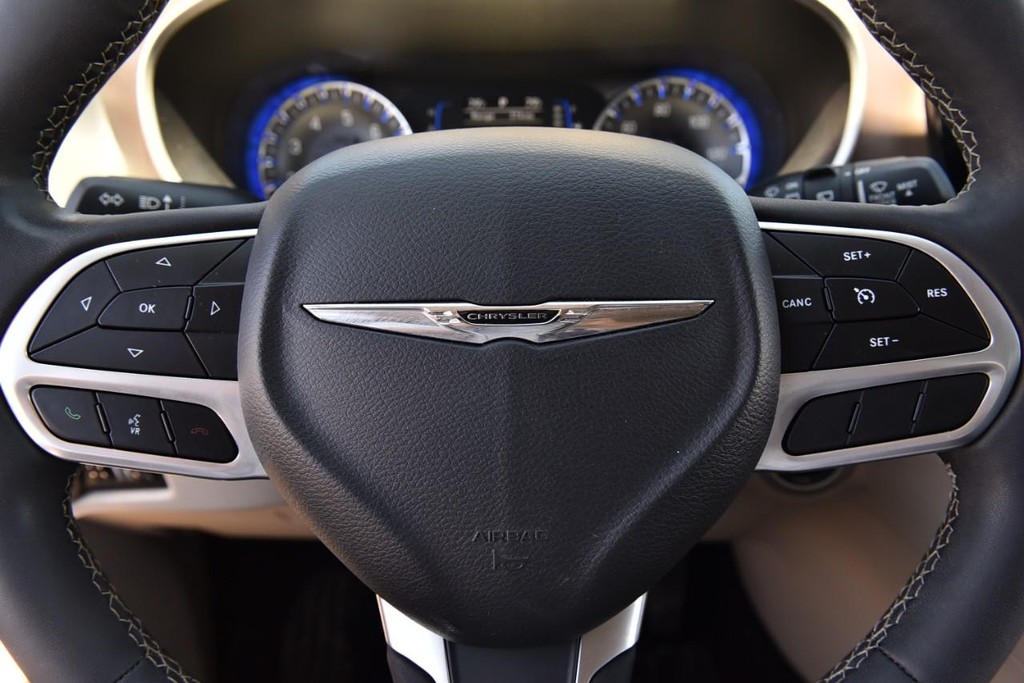 Chrysler Voyager Vehicle Full-screen Gallery Image 17