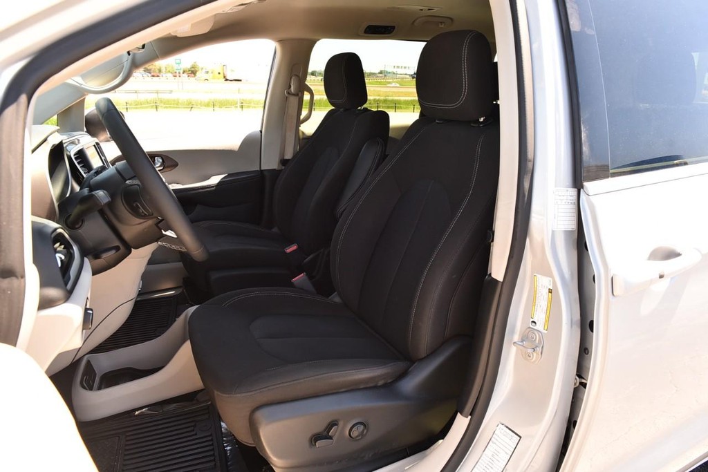 Chrysler Voyager Vehicle Full-screen Gallery Image 18