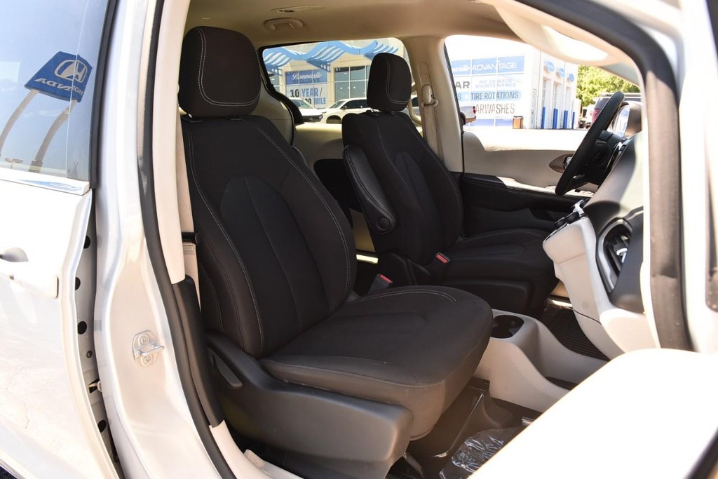 Chrysler Voyager Vehicle Full-screen Gallery Image 19