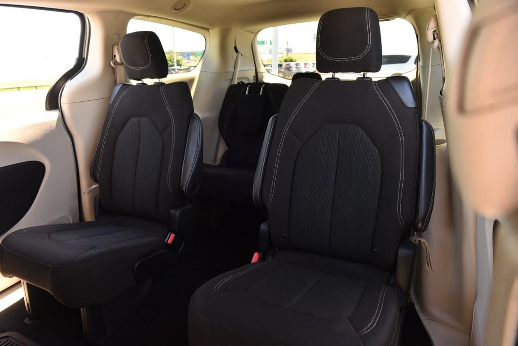 Chrysler Voyager Vehicle Full-screen Gallery Image 20
