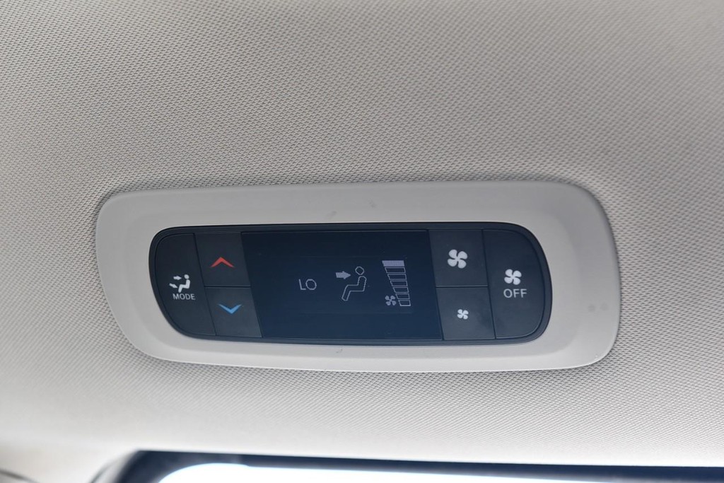 Chrysler Voyager Vehicle Full-screen Gallery Image 21