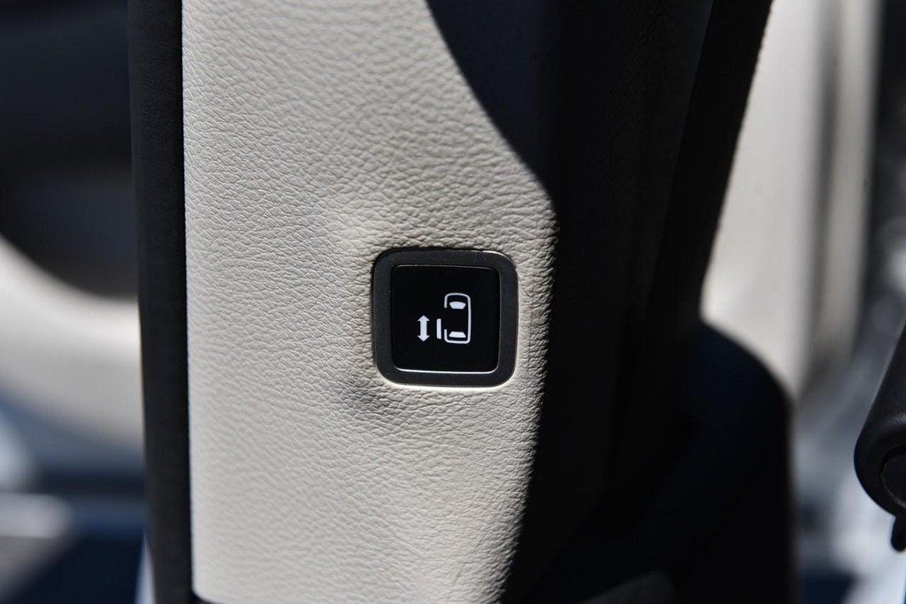 Chrysler Voyager Vehicle Full-screen Gallery Image 22