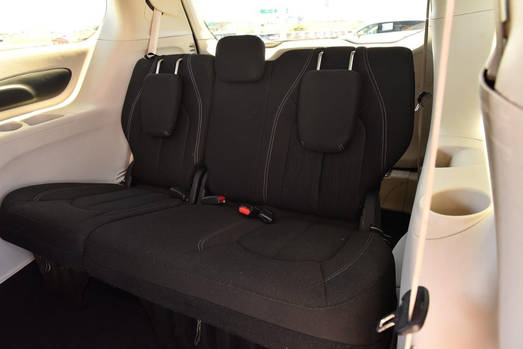 Chrysler Voyager Vehicle Full-screen Gallery Image 23