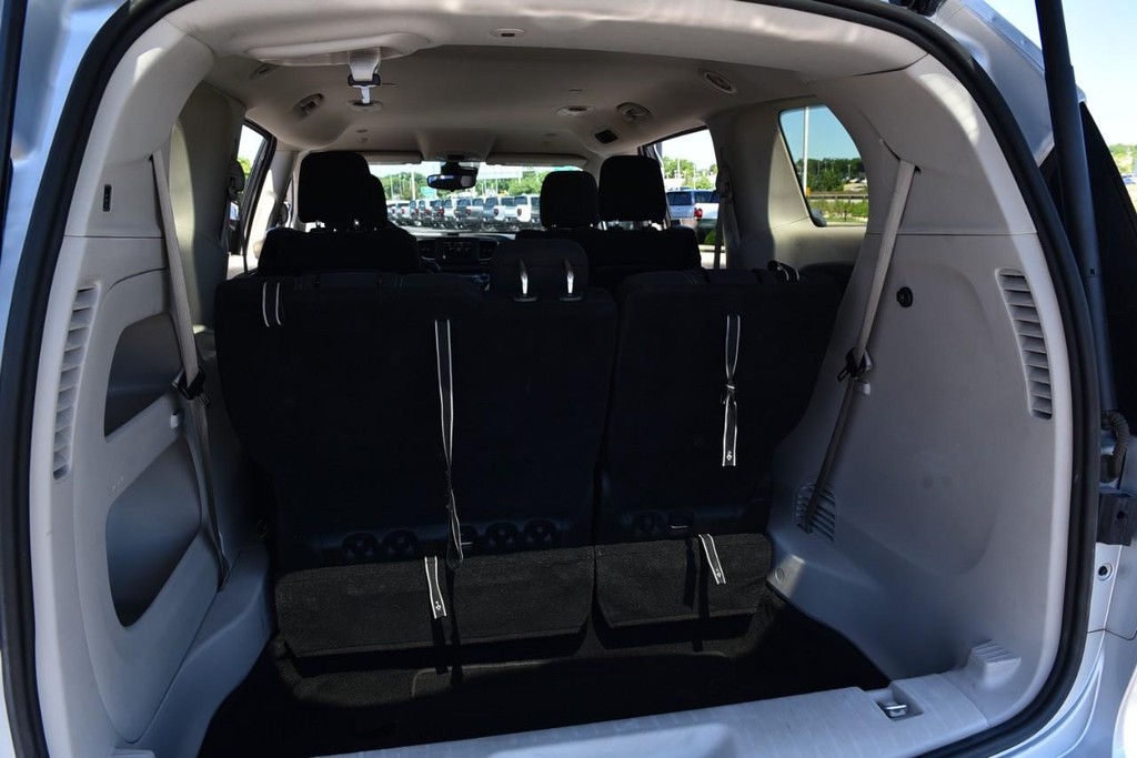 Chrysler Voyager Vehicle Full-screen Gallery Image 24