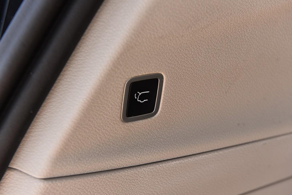 Chrysler Voyager Vehicle Full-screen Gallery Image 25