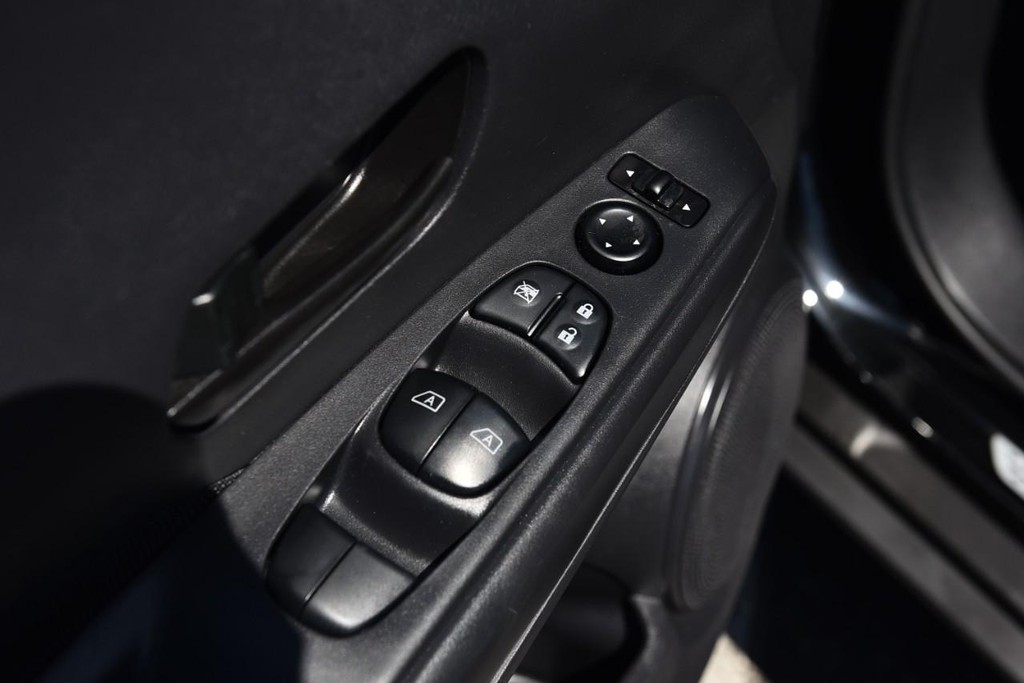 Nissan Kicks Vehicle Image 08
