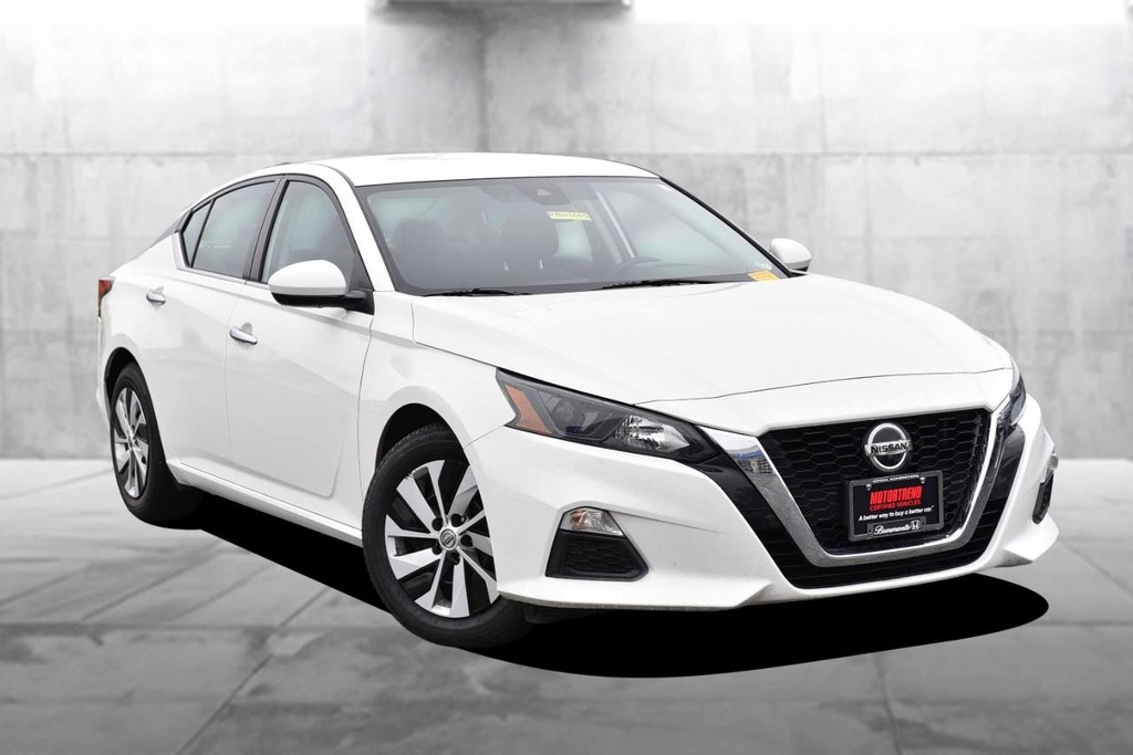 Nissan Altima Vehicle Image 02