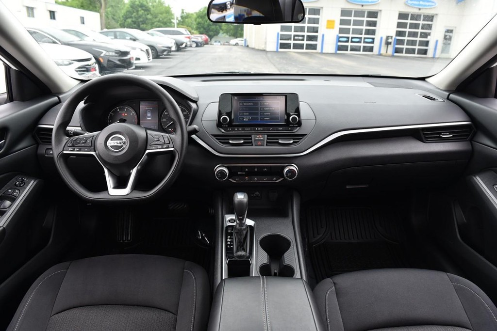 Nissan Altima Vehicle Image 07