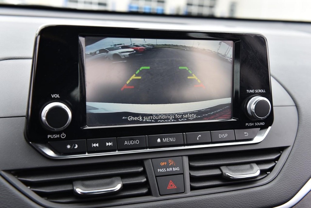 Nissan Altima Vehicle Image 11