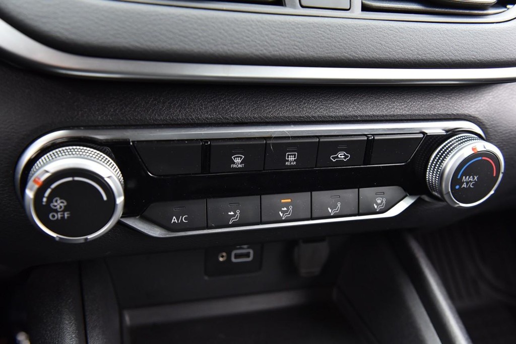 Nissan Altima Vehicle Image 13