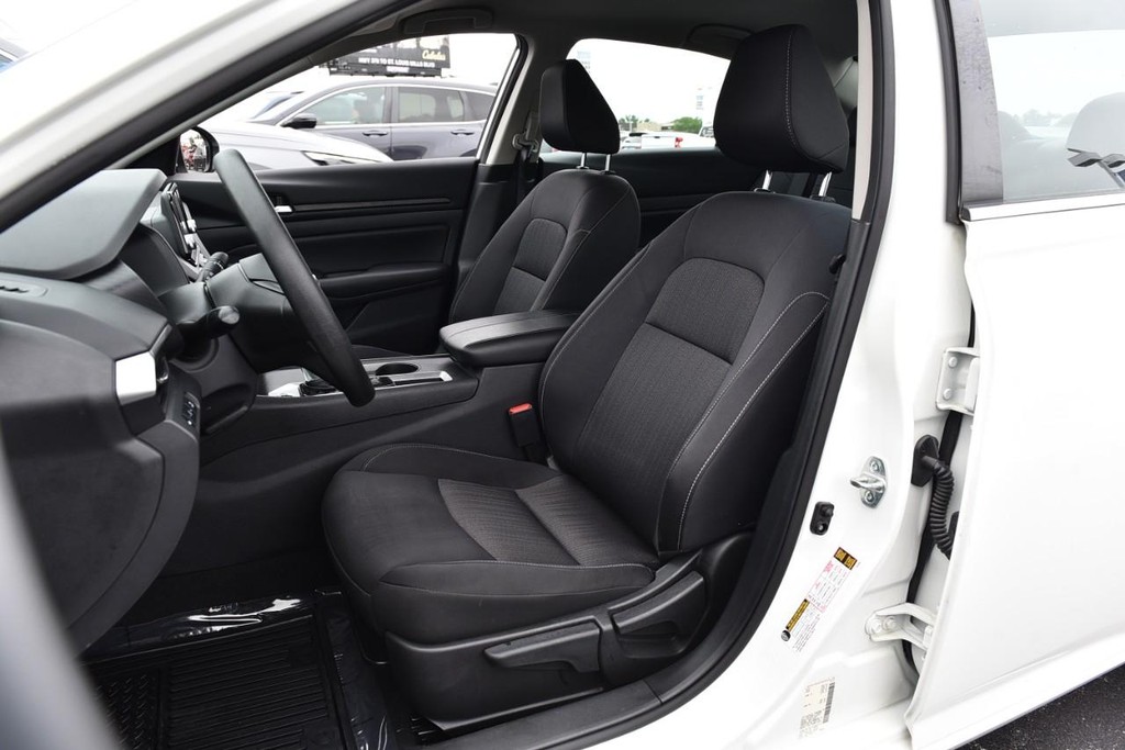 Nissan Altima Vehicle Image 17