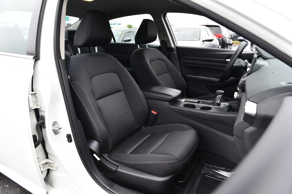 Nissan Altima Vehicle Image 18
