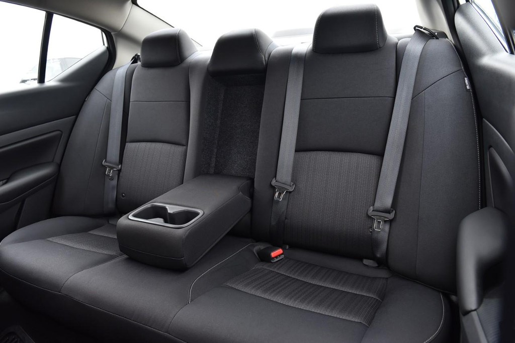 Nissan Altima Vehicle Image 19