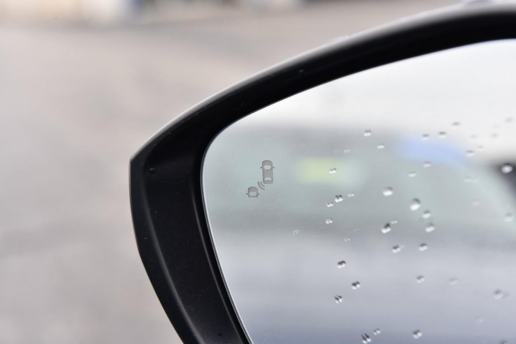 Honda Civic Hatchback Vehicle Image 09