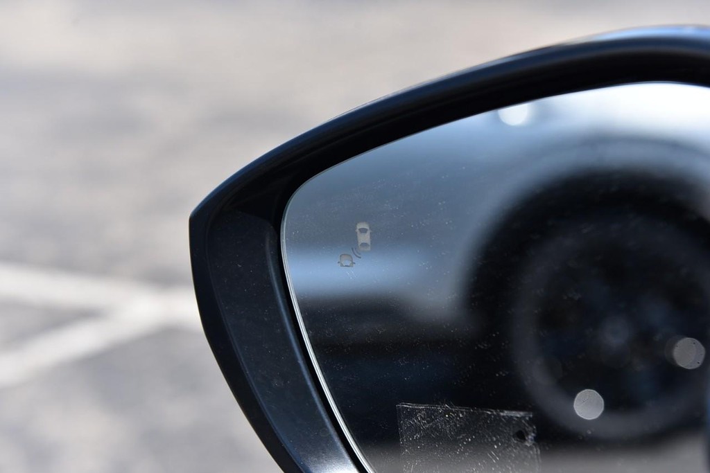 Honda Civic Hatchback Vehicle Image 09