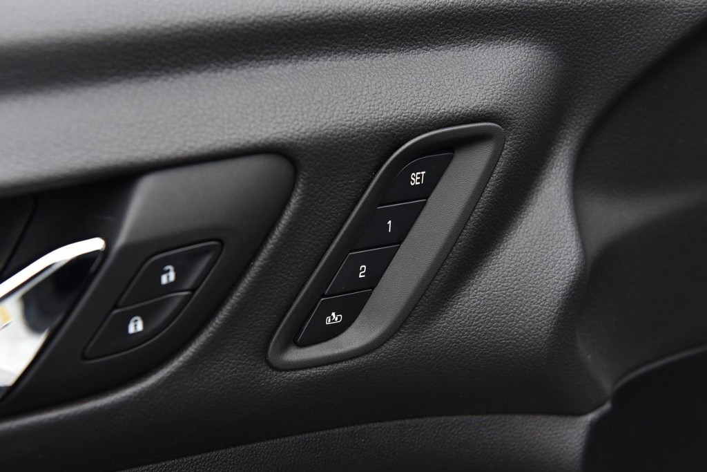 GMC Acadia Vehicle Image 11