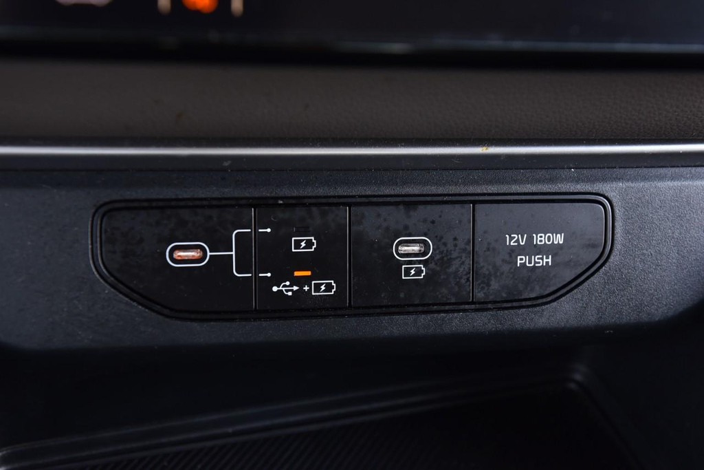 Kia Carnival Vehicle Image 15