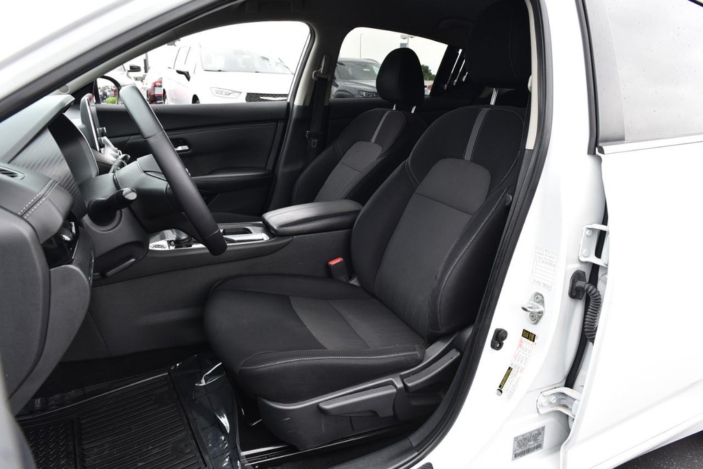 Nissan Sentra Vehicle Image 18
