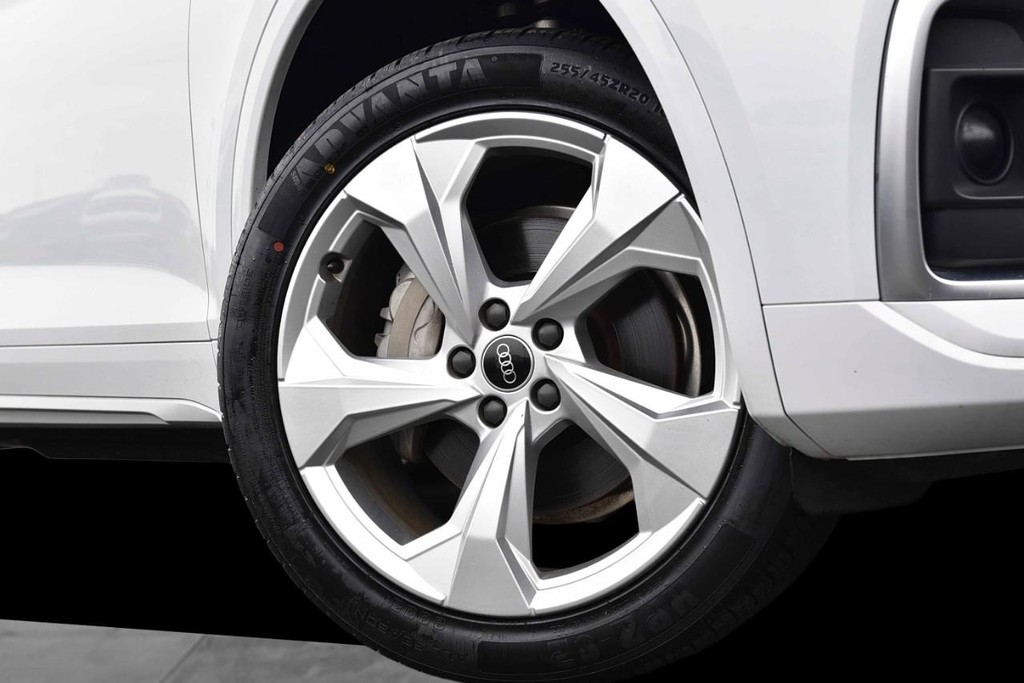 Audi Q5 Vehicle Full-screen Gallery Image 03