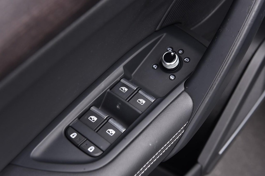 Audi Q5 Vehicle Full-screen Gallery Image 08