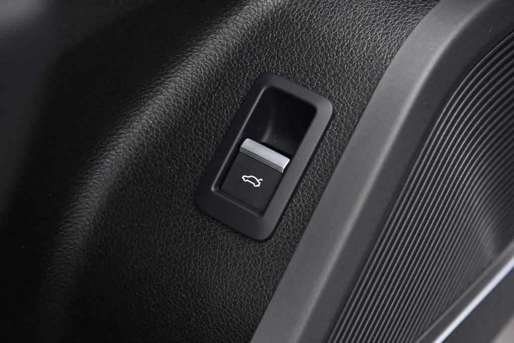 Audi Q5 Vehicle Full-screen Gallery Image 09