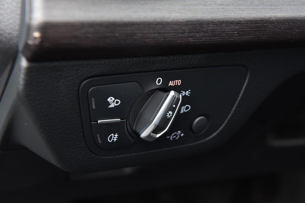 Audi Q5 Vehicle Full-screen Gallery Image 12