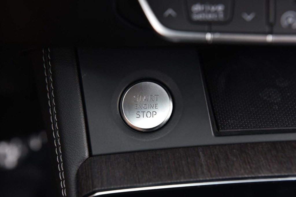Audi Q5 Vehicle Full-screen Gallery Image 17