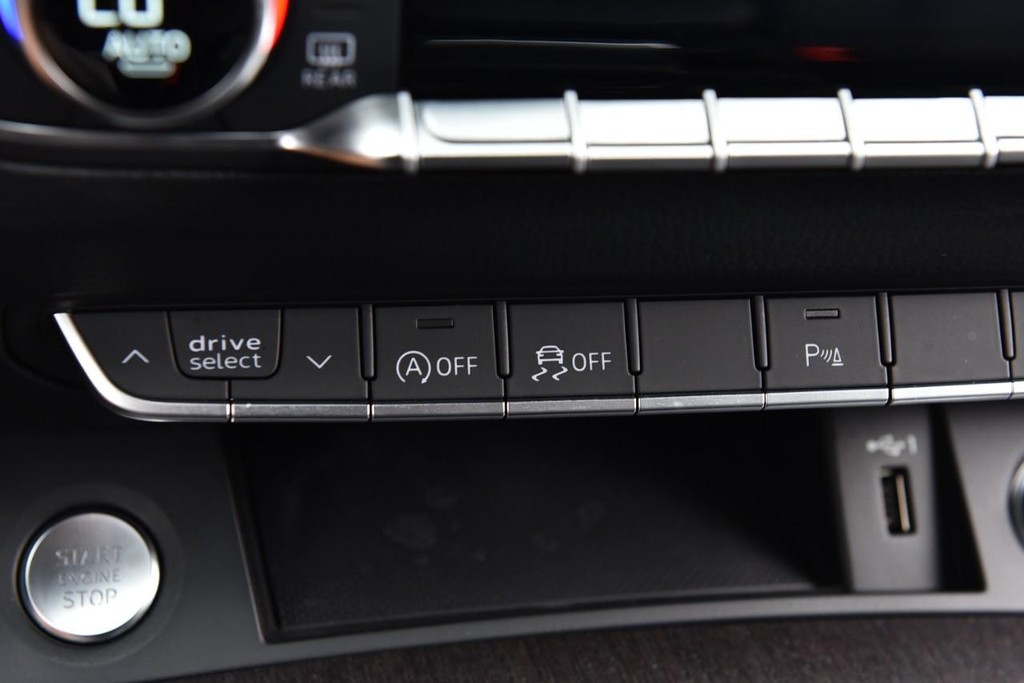 Audi Q5 Vehicle Full-screen Gallery Image 18