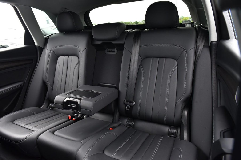 Audi Q5 Vehicle Full-screen Gallery Image 23