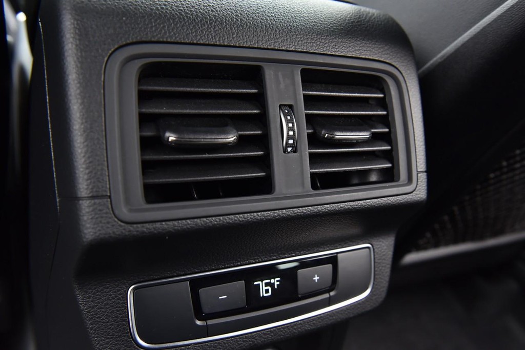 Audi Q5 Vehicle Full-screen Gallery Image 24