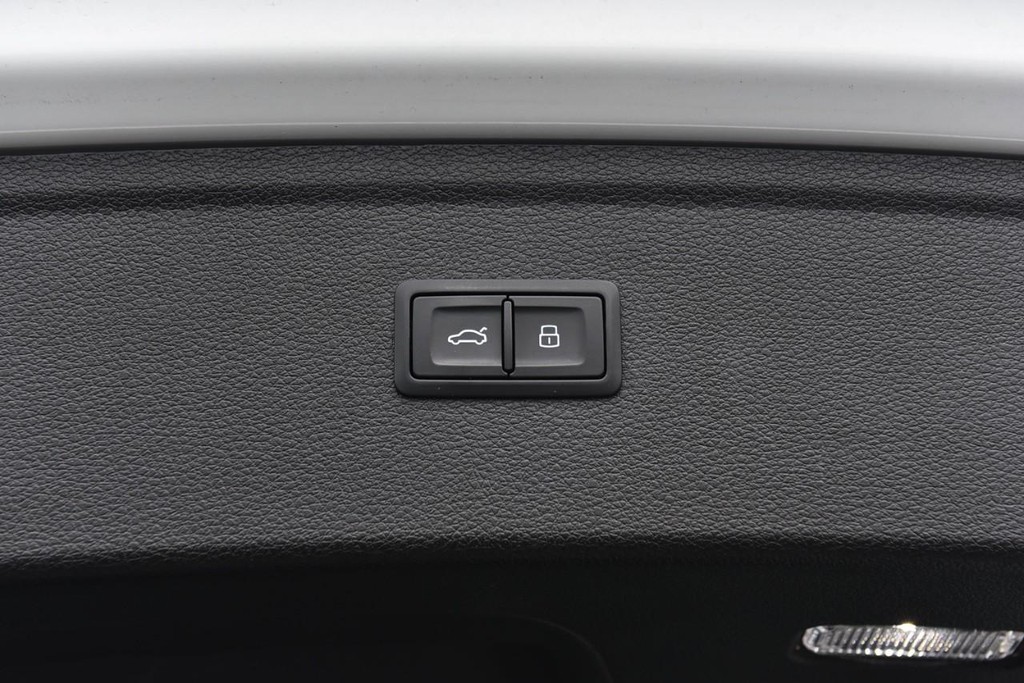 Audi Q5 Vehicle Full-screen Gallery Image 27